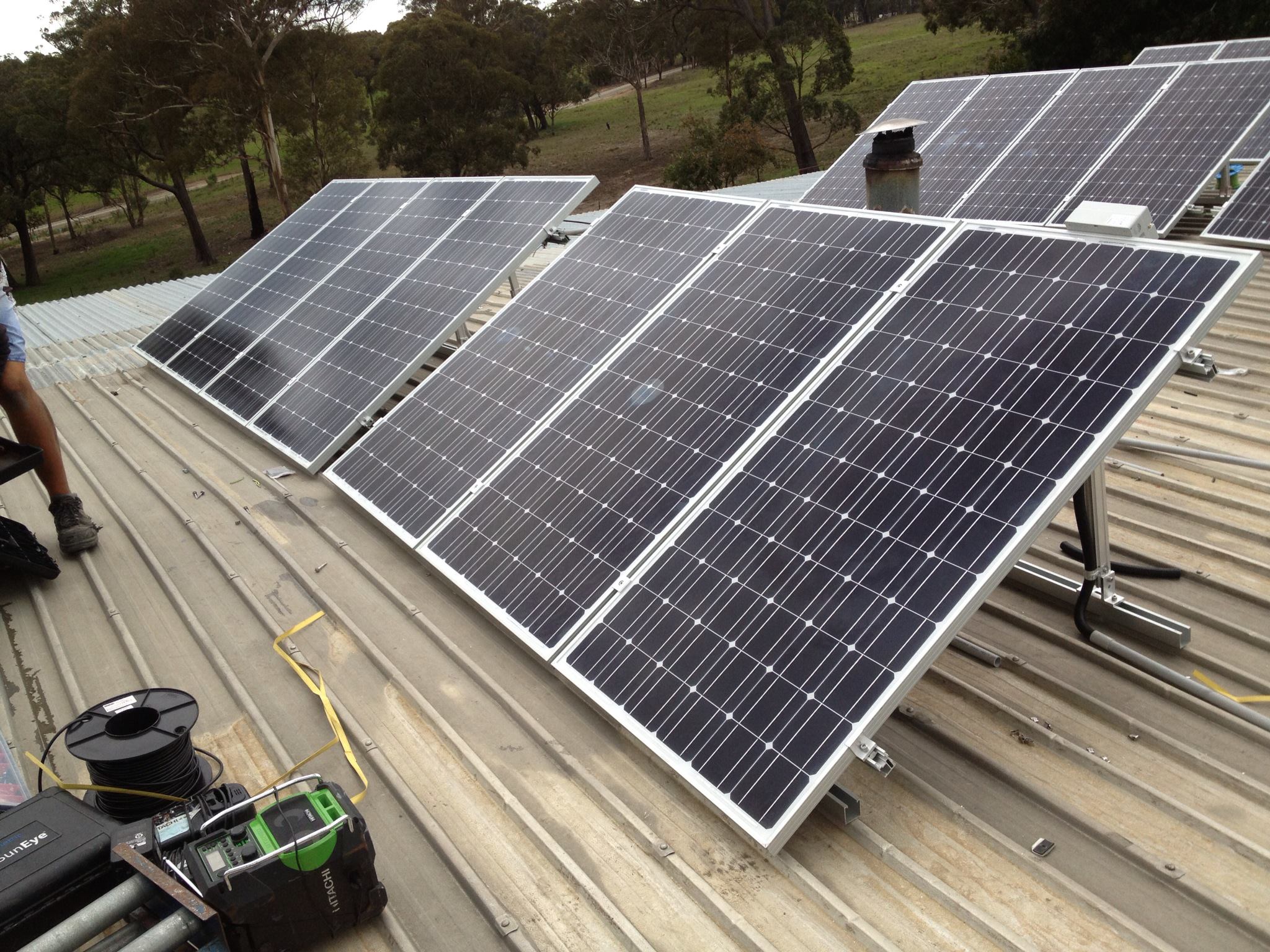 What are the differences between an off grid high frequency inverter and an off grid low frequency inverter?